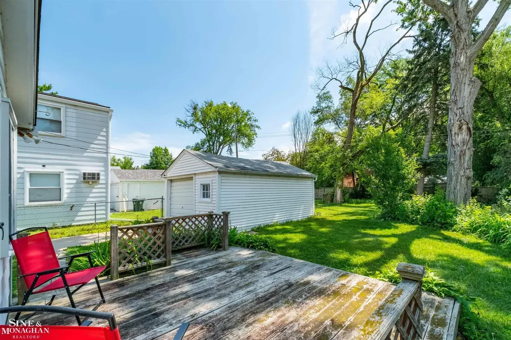 19282 Raymond Street Grosse Pointe Woods City MI 48236