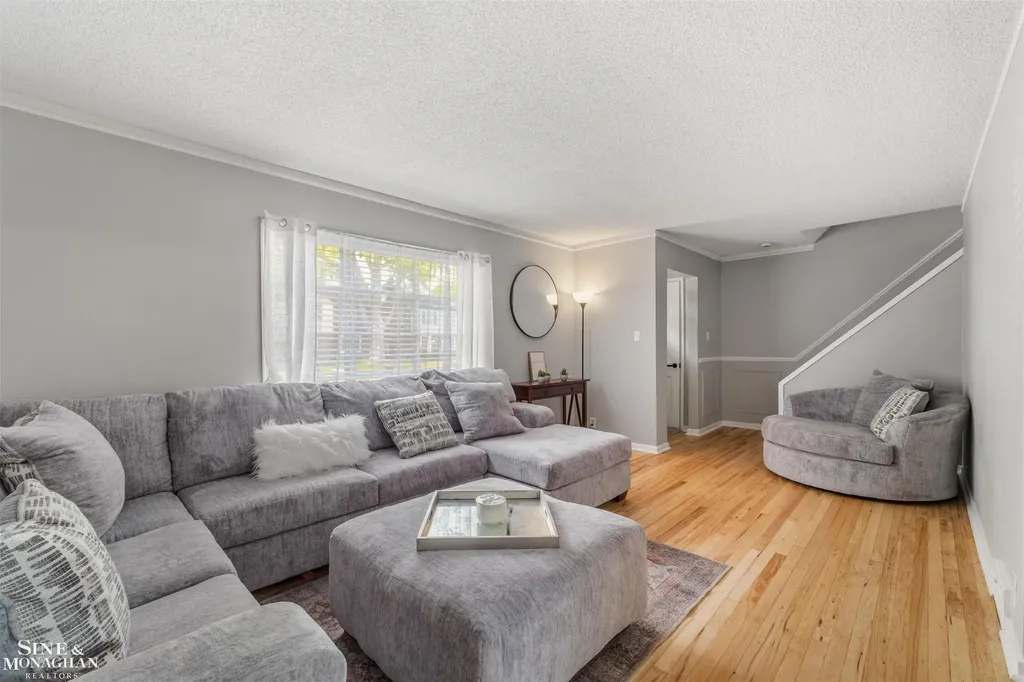 19282 Raymond Street Grosse Pointe Woods City MI 48236