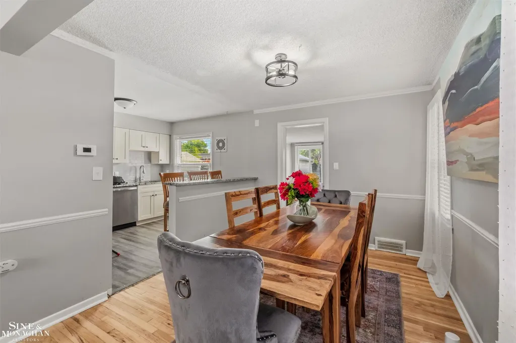19282 Raymond Street Grosse Pointe Woods City MI 48236