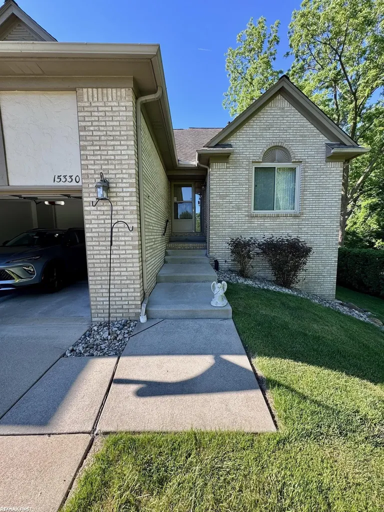 15330 Pebble Pointe Court Clinton Charter Township MI 48038