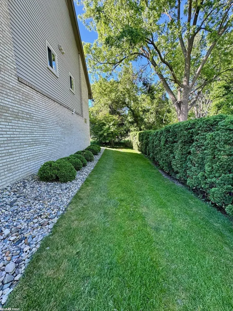 15330 Pebble Pointe Court Clinton Charter Township MI 48038