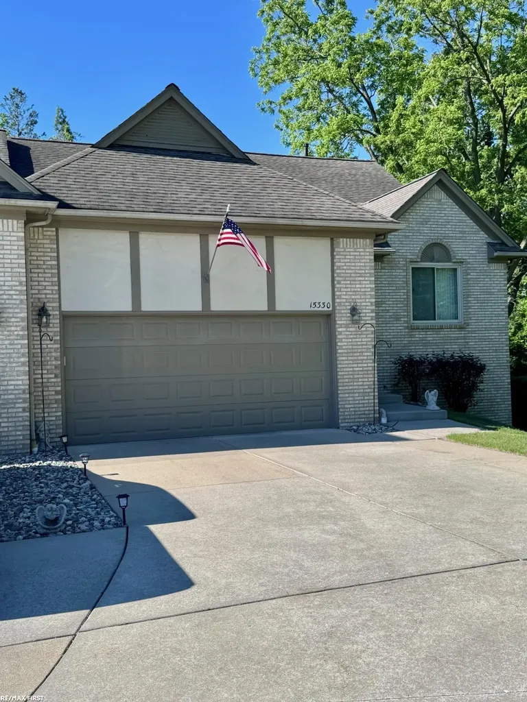 15330 Pebble Pointe Court Clinton Charter Township MI 48038
