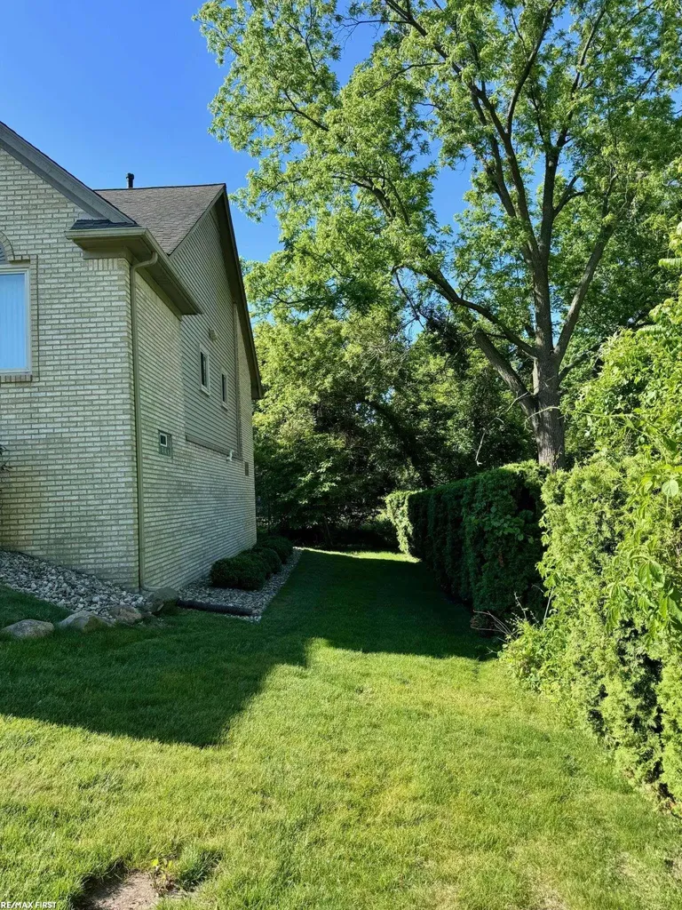15330 Pebble Pointe Court Clinton Charter Township MI 48038