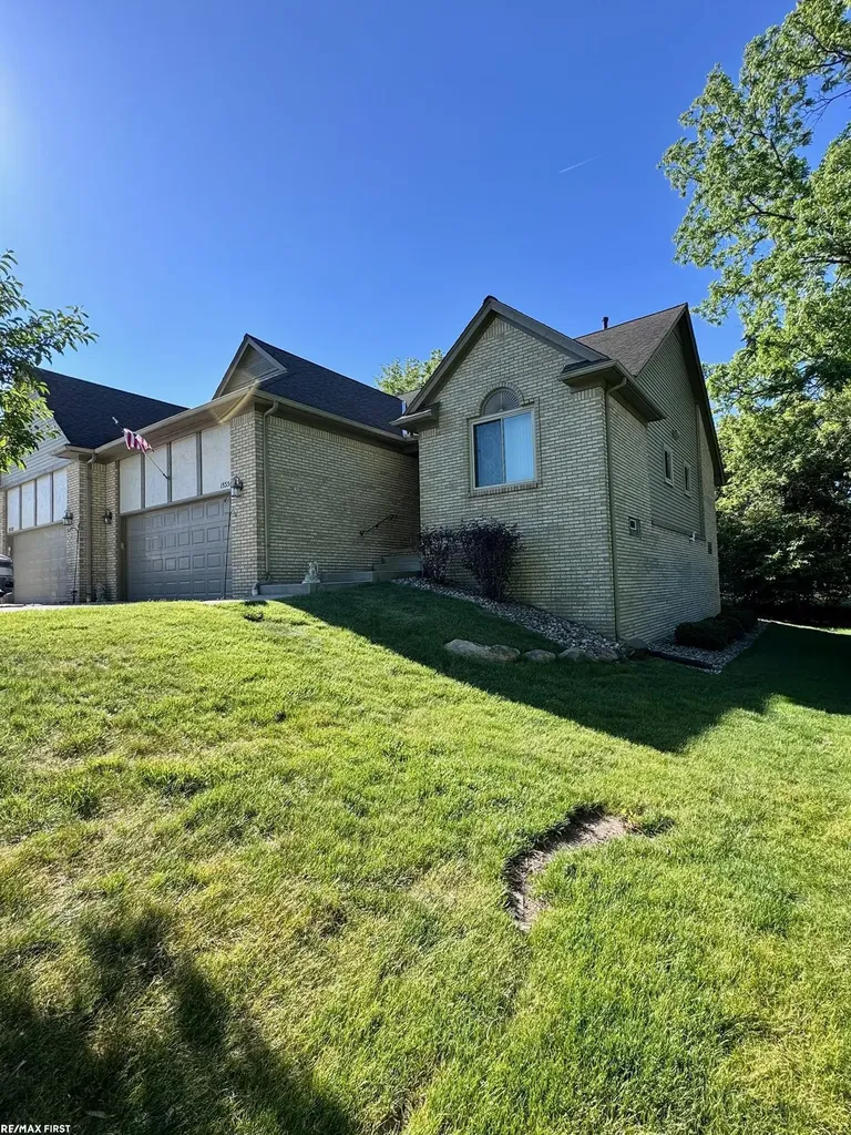 15330 Pebble Pointe Court Clinton Charter Township MI 48038
