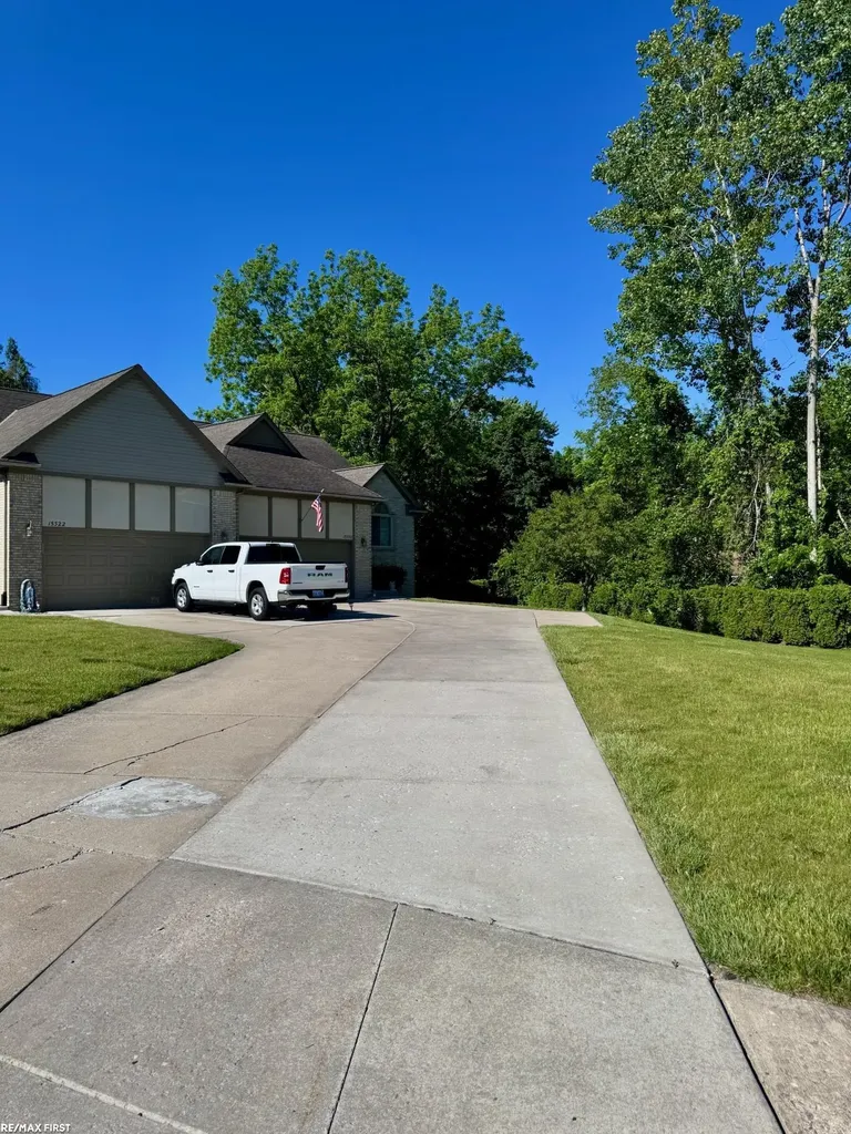 15330 Pebble Pointe Court Clinton Charter Township MI 48038