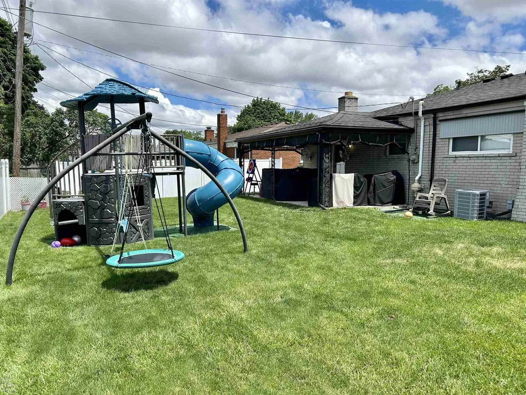25219 Rubin Road Warren City MI 48089