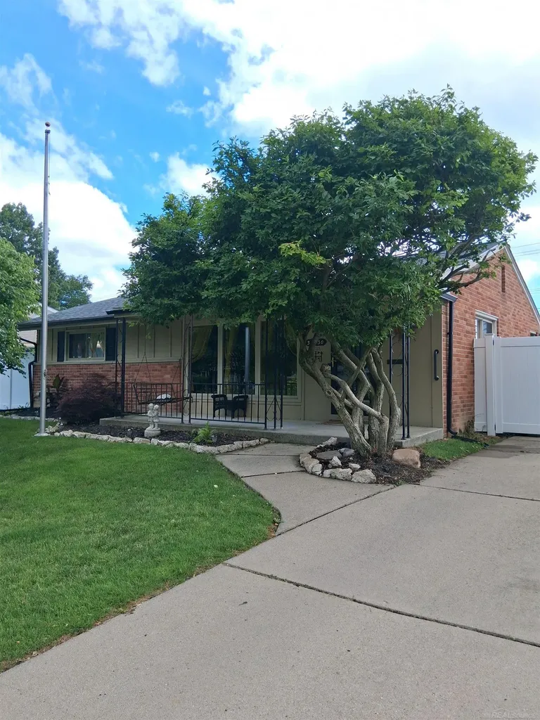 30230 Rosebriar Street St. Clair Shores City MI 48082