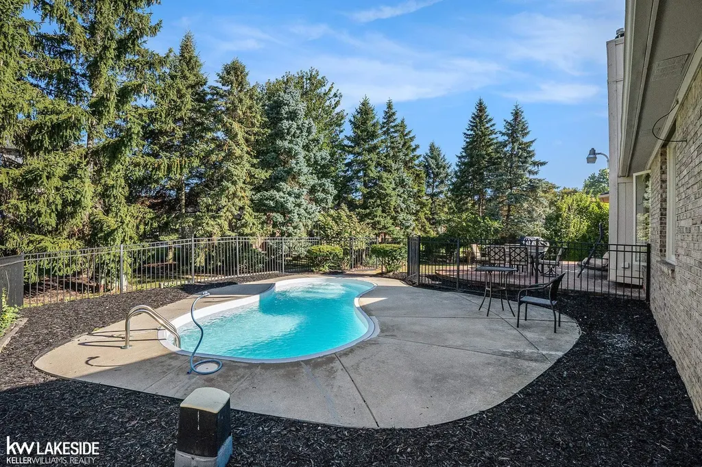 2679 Larch Drive Sterling Heights City MI 48314