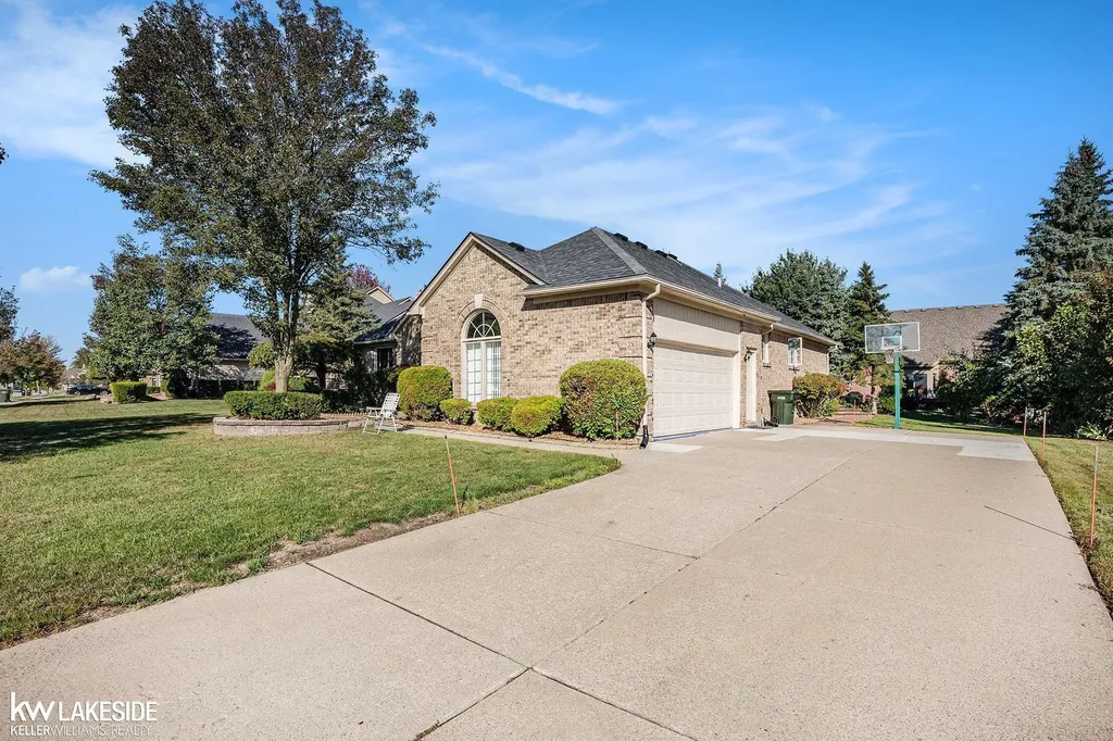 2679 Larch Drive Sterling Heights City MI 48314
