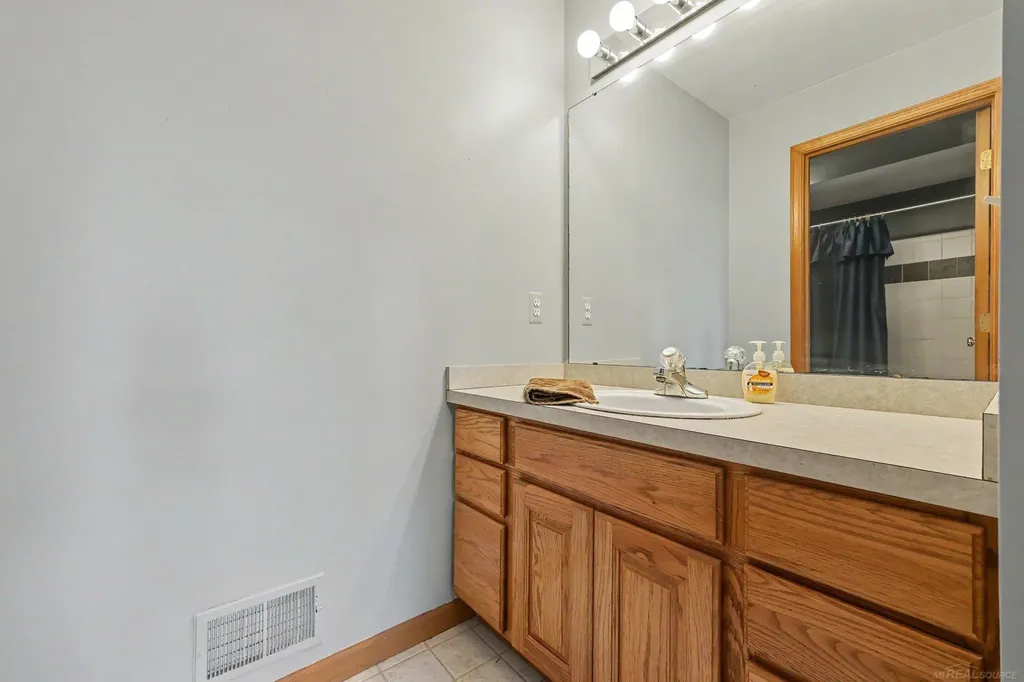 3189 Huntington Circle Washington Township MI 48094
