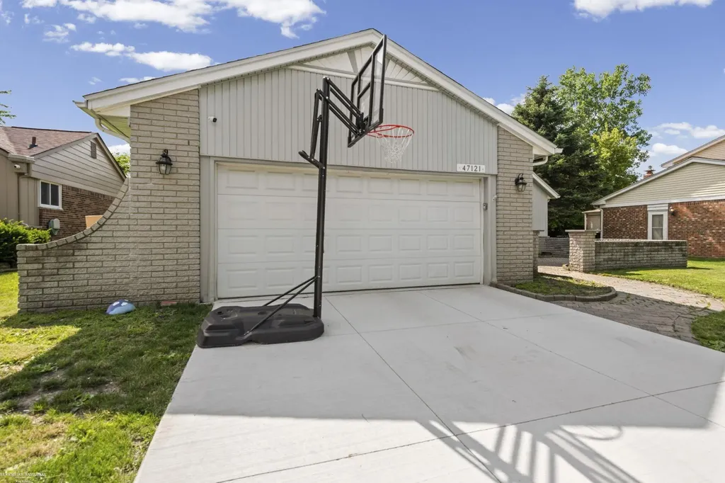 47121 Barbara Road Macomb Township MI 48044