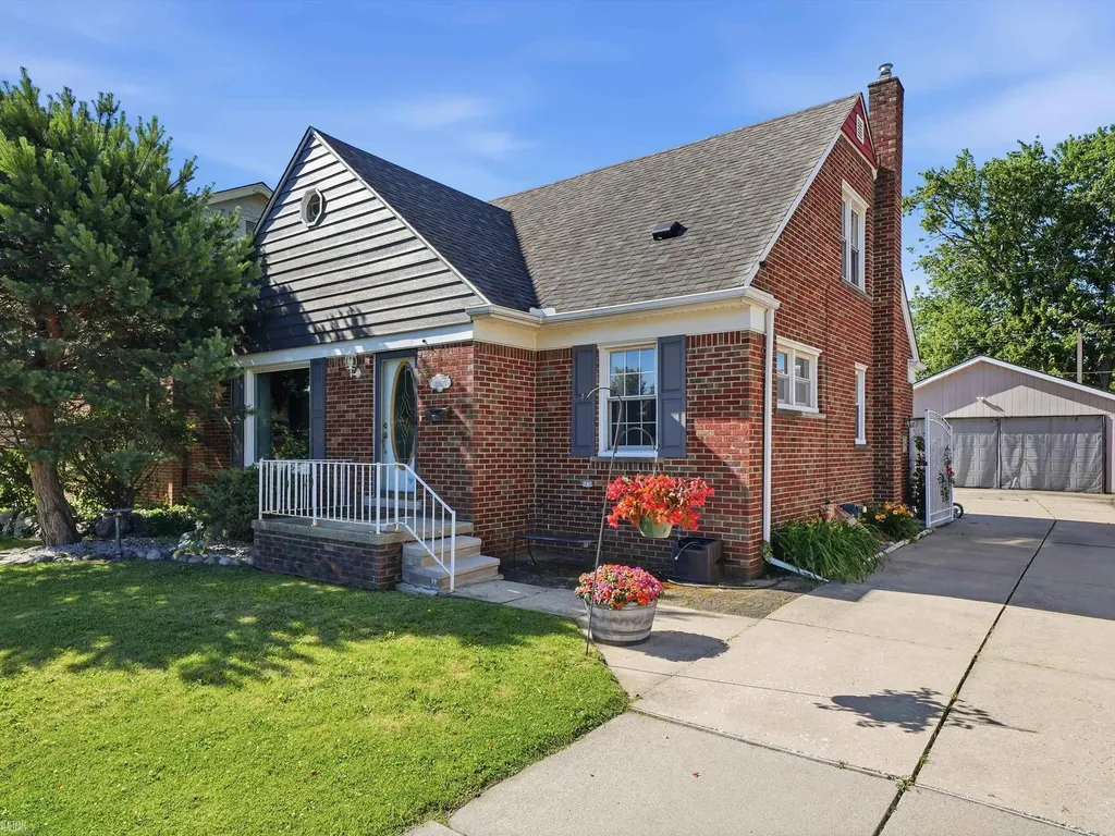 22820 Ridgeway Street St. Clair Shores City MI 48080