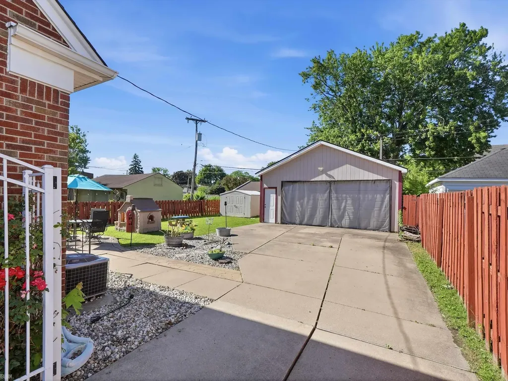 22820 Ridgeway Street St. Clair Shores City MI 48080