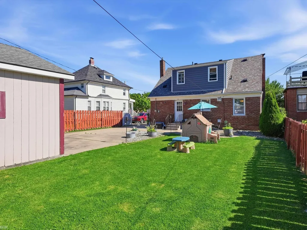22820 Ridgeway Street St. Clair Shores City MI 48080