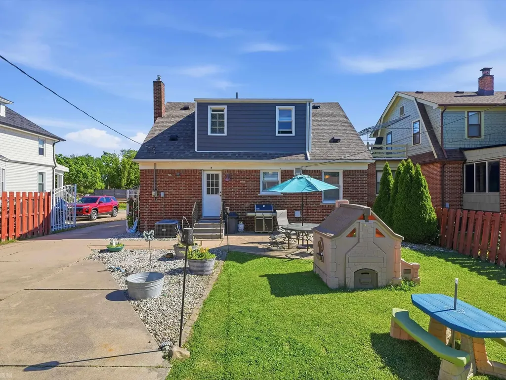 22820 Ridgeway Street St. Clair Shores City MI 48080
