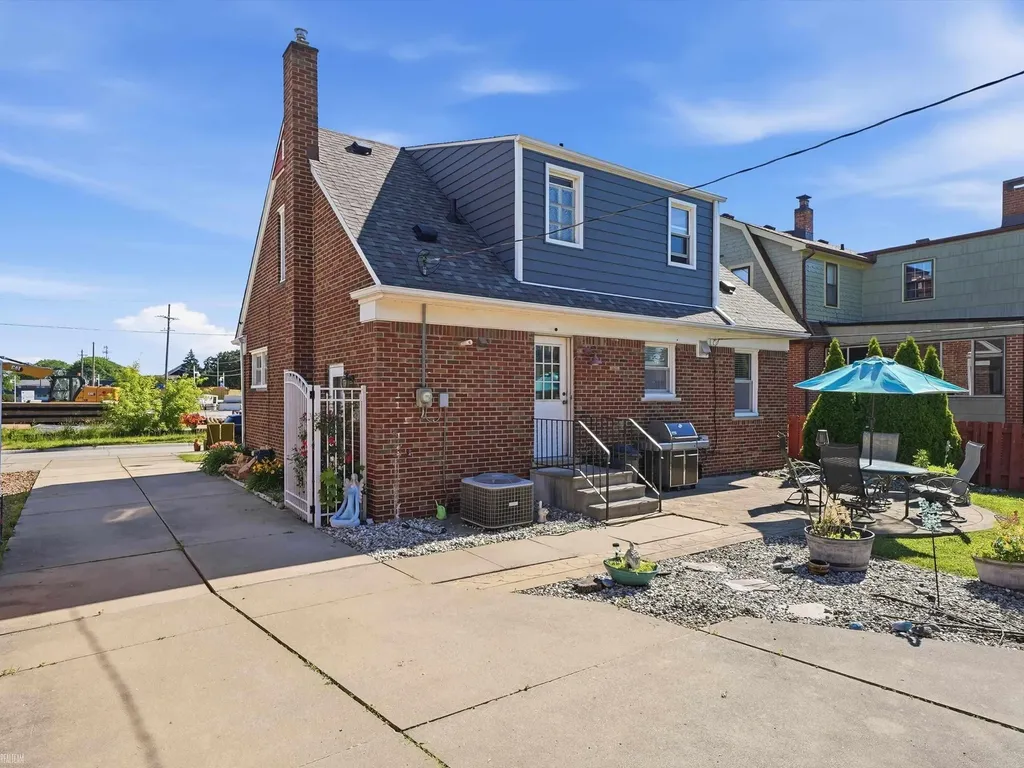 22820 Ridgeway Street St. Clair Shores City MI 48080