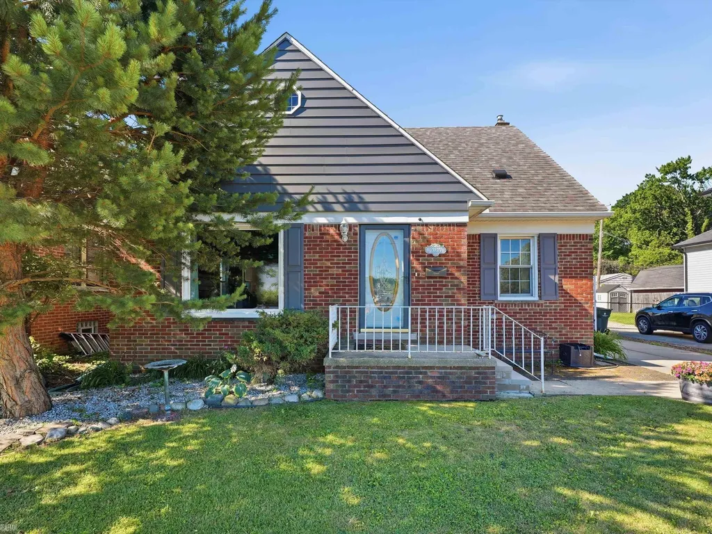 22820 Ridgeway Street St. Clair Shores City MI 48080