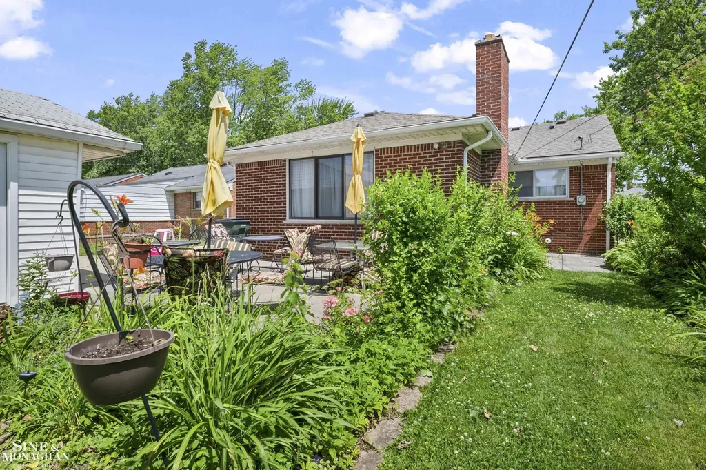 22972 Clairwood Street St. Clair Shores City MI 48080