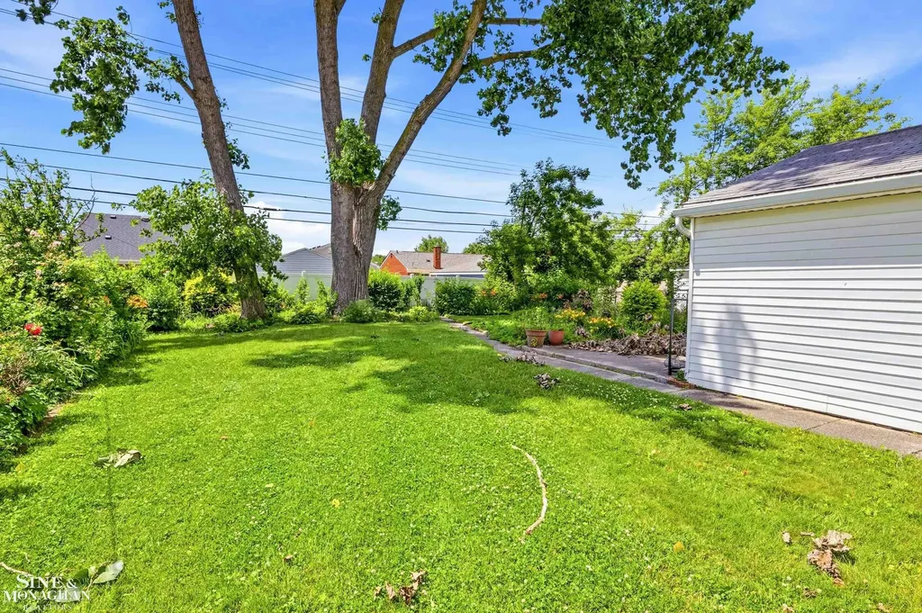 22972 Clairwood Street St. Clair Shores City MI 48080