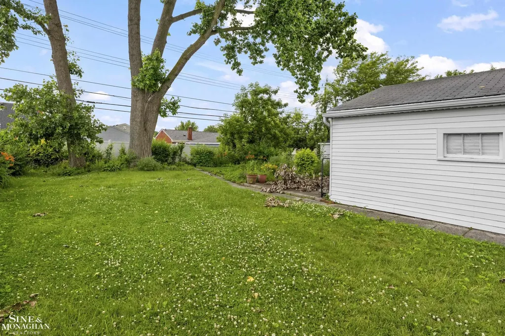 22972 Clairwood Street St. Clair Shores City MI 48080