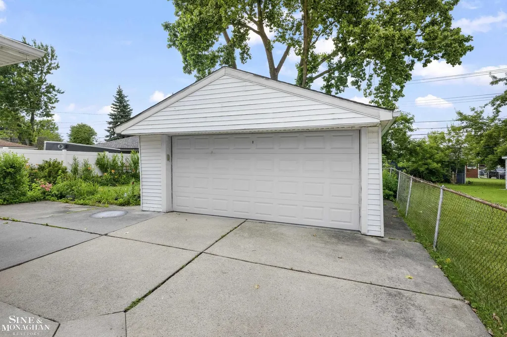 22972 Clairwood Street St. Clair Shores City MI 48080