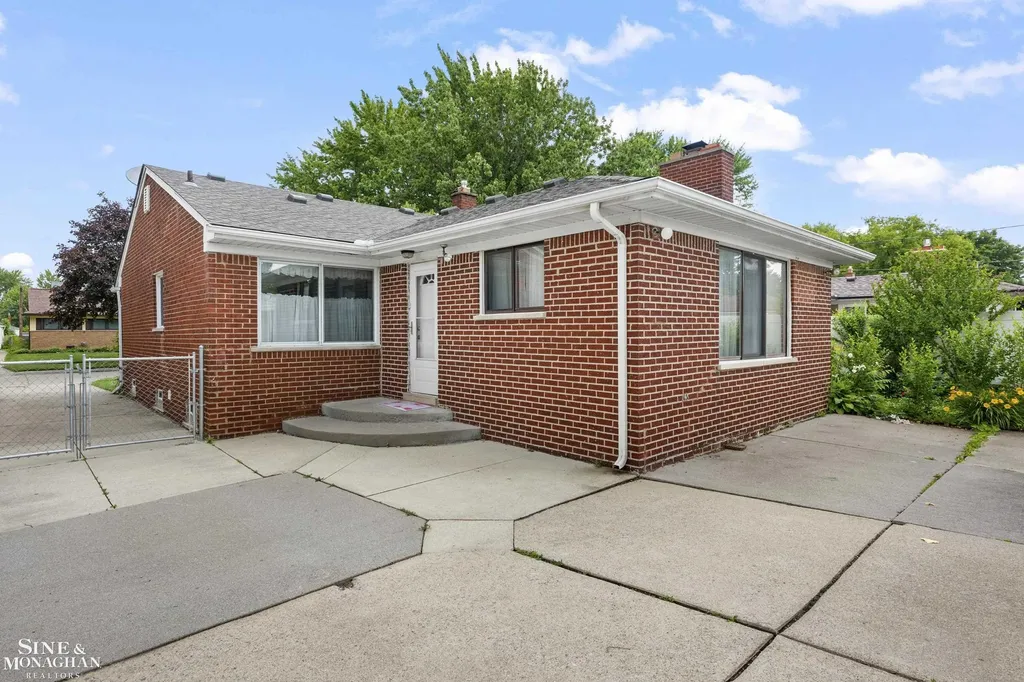 22972 Clairwood Street St. Clair Shores City MI 48080
