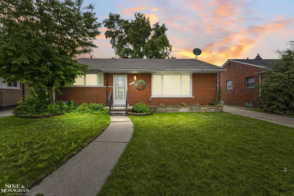 22972 Clairwood Street St. Clair Shores City MI 48080