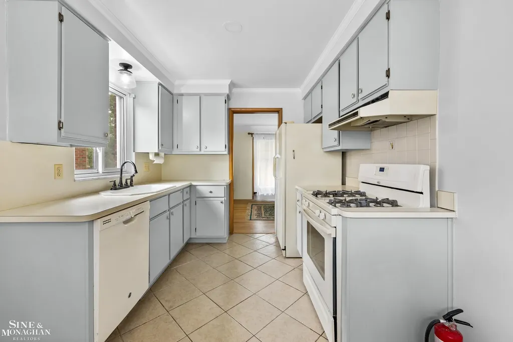 22972 Clairwood Street St. Clair Shores City MI 48080