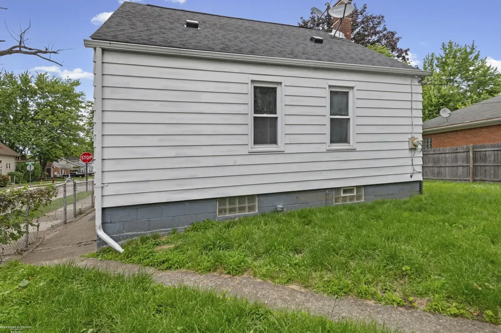 15006 Crescentwood Avenue Eastpointe City MI 48021