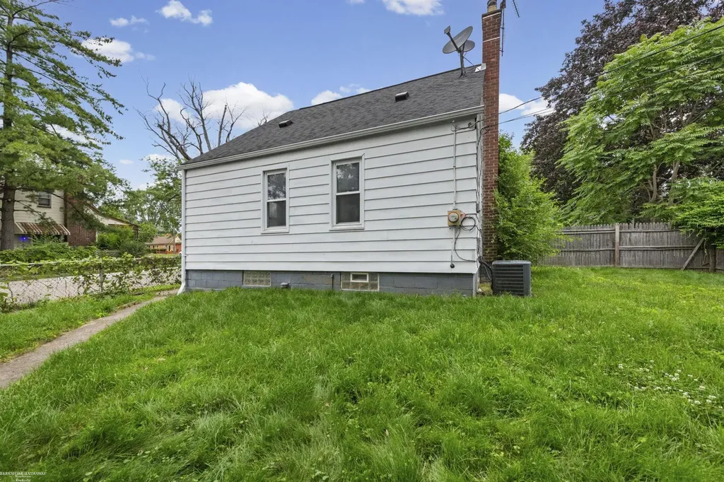 15006 Crescentwood Avenue Eastpointe City MI 48021