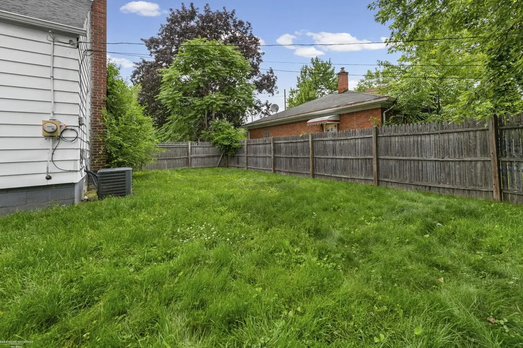 15006 Crescentwood Avenue Eastpointe City MI 48021