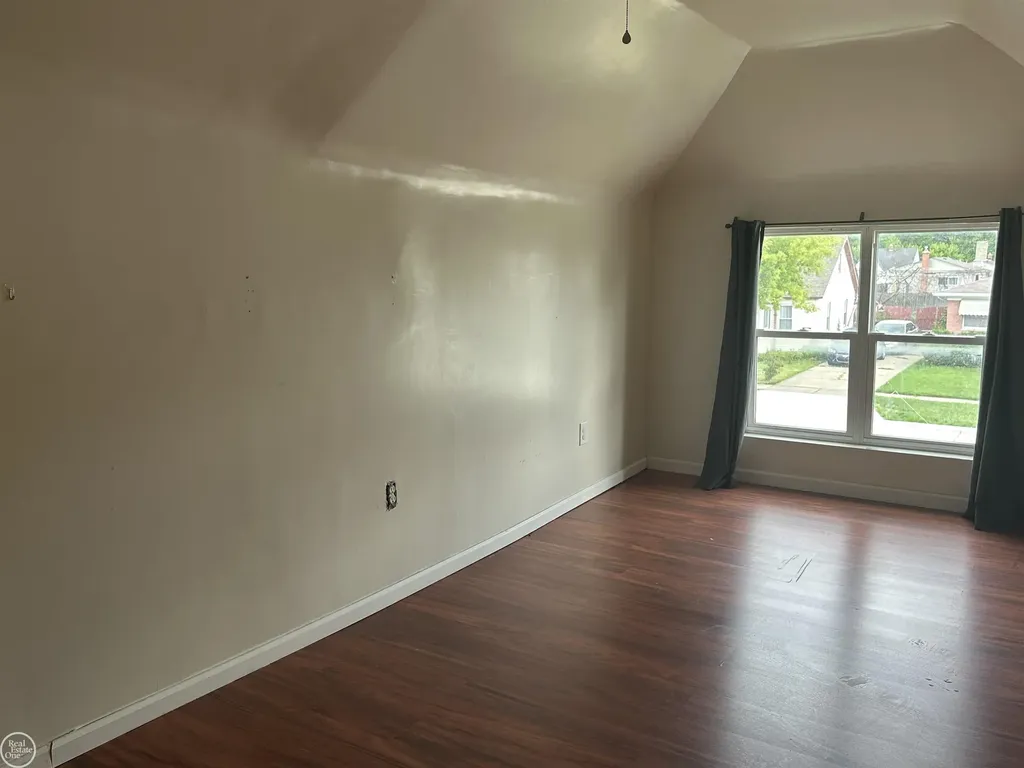 25143 Lawn Street Roseville City MI 48066
