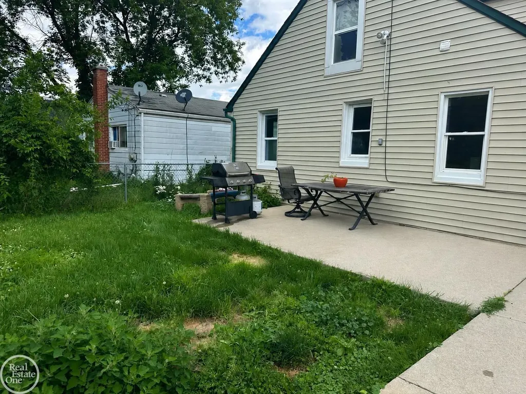 25143 Lawn Street Roseville City MI 48066
