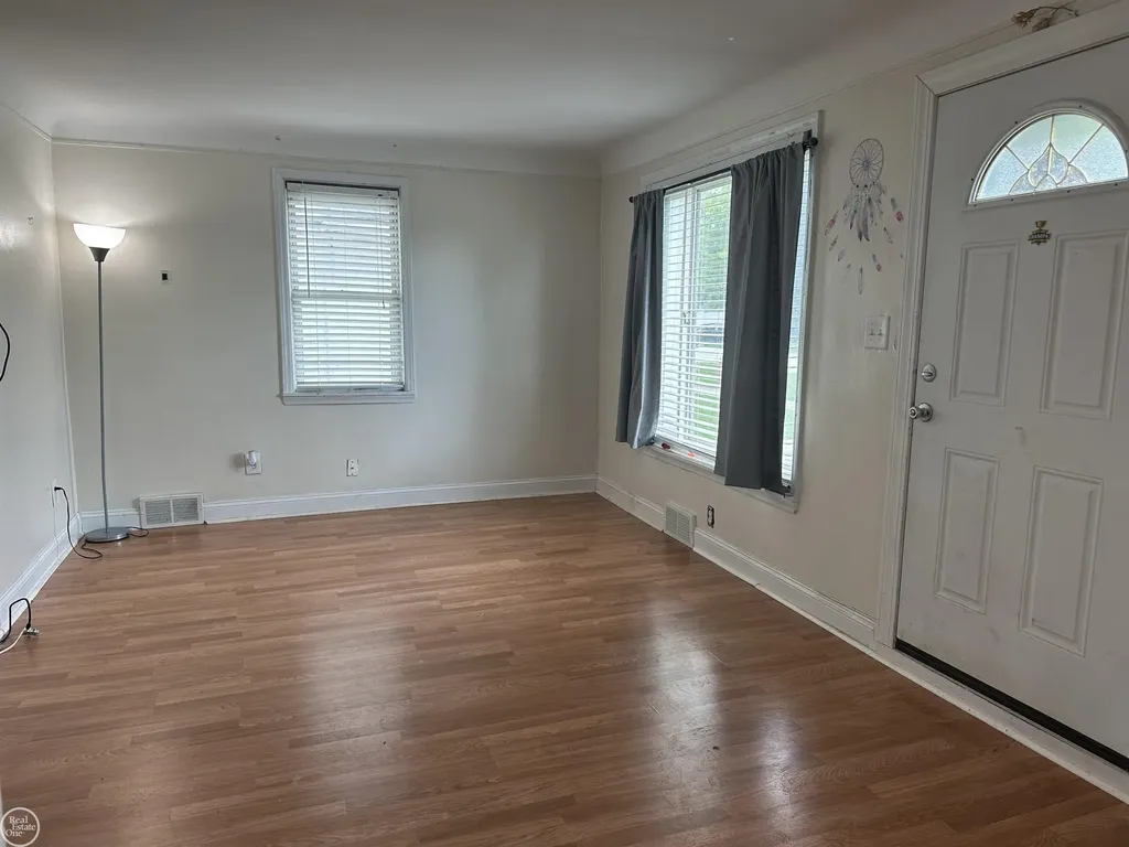 25143 Lawn Street Roseville City MI 48066