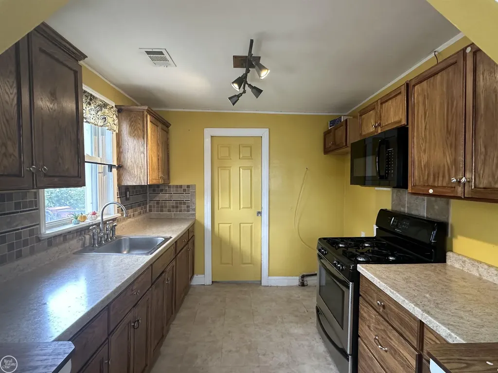 25143 Lawn Street Roseville City MI 48066