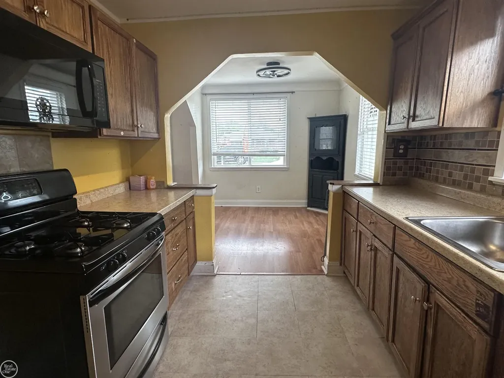 25143 Lawn Street Roseville City MI 48066