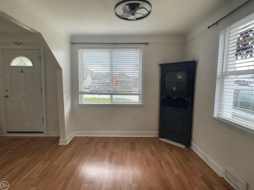 25143 Lawn Street Roseville City MI 48066