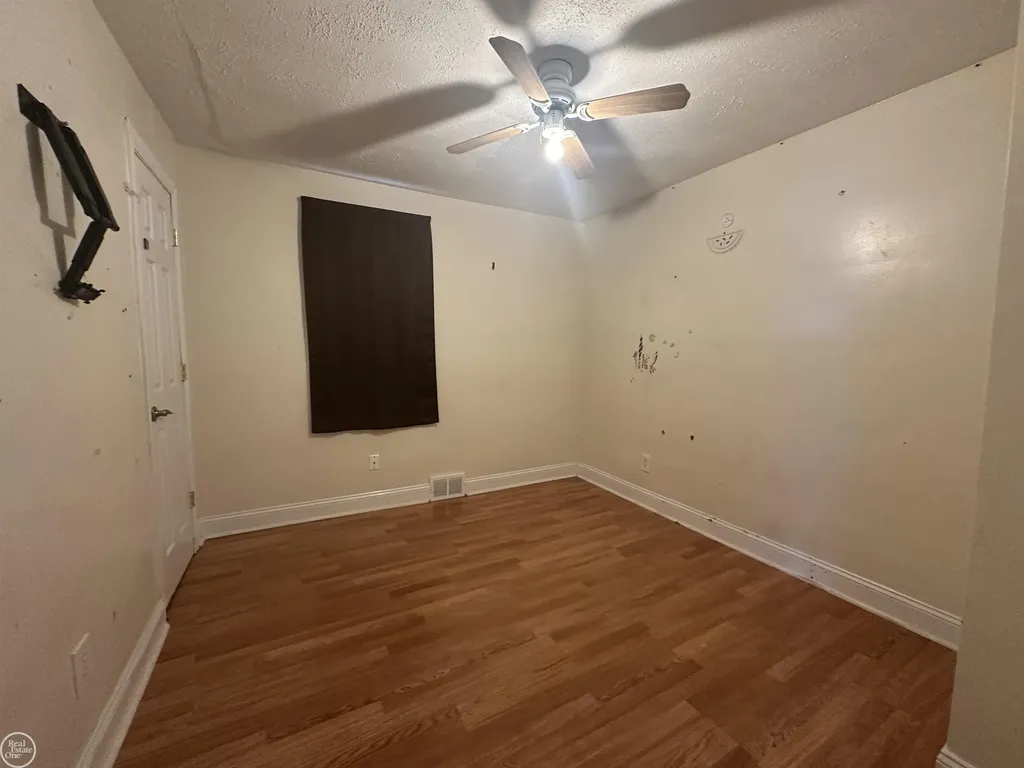 25143 Lawn Street Roseville City MI 48066
