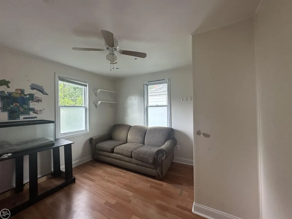 25143 Lawn Street Roseville City MI 48066