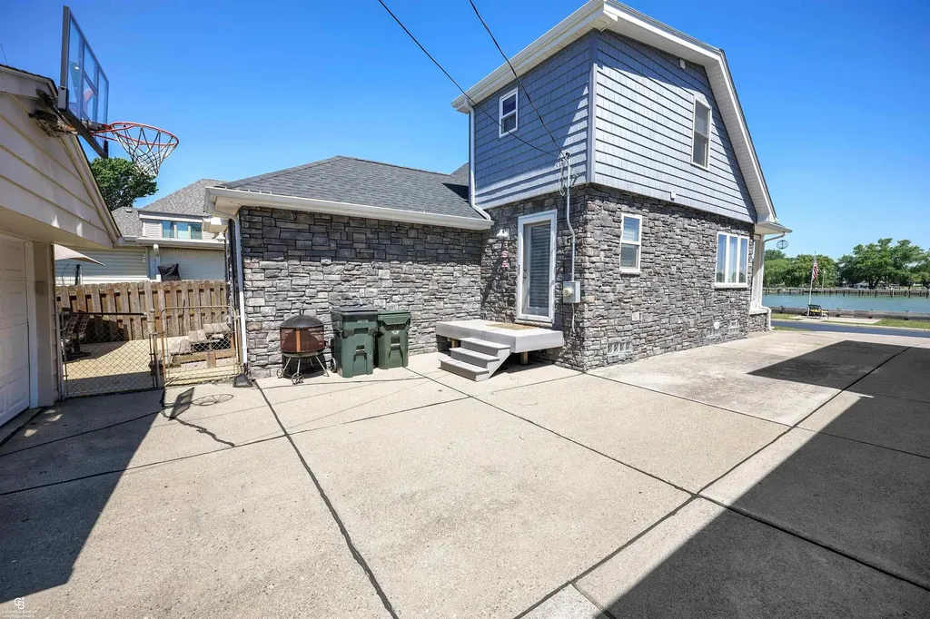 22640 Wildwood Street St. Clair Shores City MI 48081