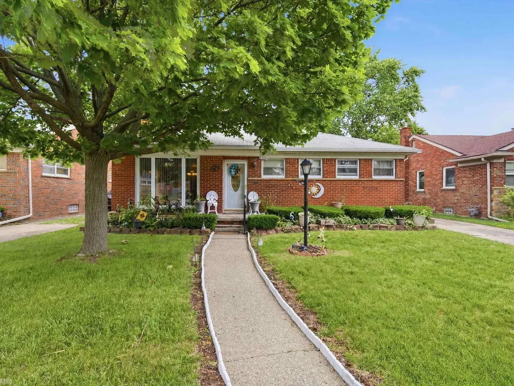 17101 Sprenger Avenue Eastpointe City MI 48021