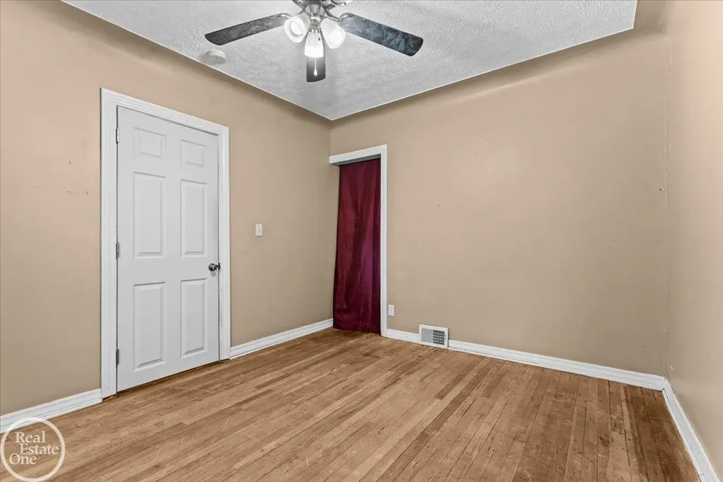 3547 Alvina Avenue Warren City MI 48091