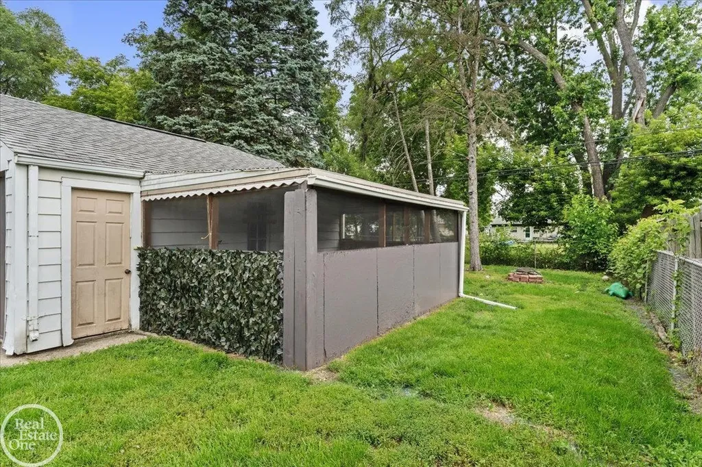 3547 Alvina Avenue Warren City MI 48091