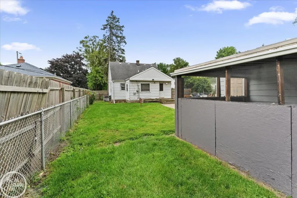 3547 Alvina Avenue Warren City MI 48091