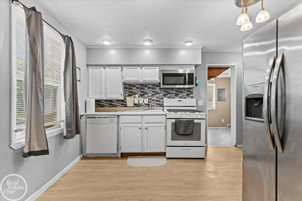 3547 Alvina Avenue Warren City MI 48091