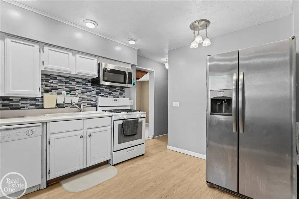 3547 Alvina Avenue Warren City MI 48091