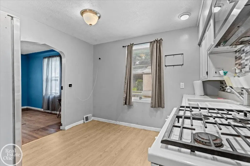 3547 Alvina Avenue Warren City MI 48091