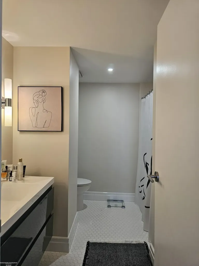 250 E Harbortown #1110 Drive Detroit City MI 48207