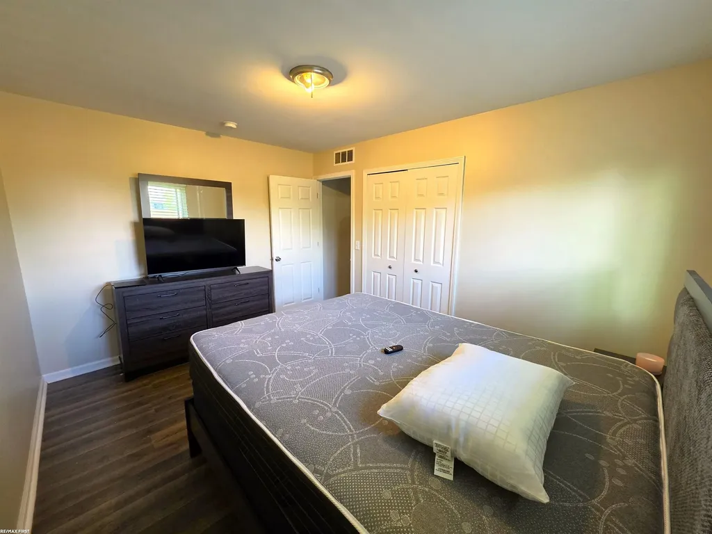 17438 Utica Oaks Lane Roseville City MI 48066