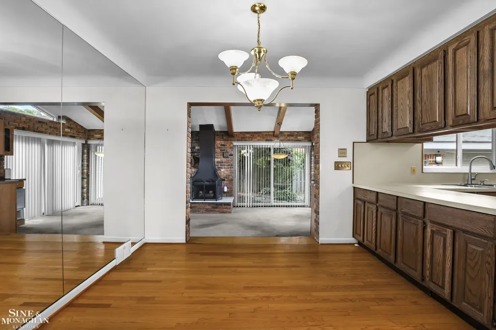 20631 Wedgewood Drive Grosse Pointe Woods City MI 48236